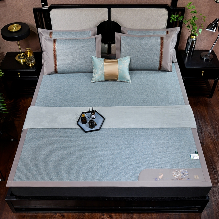 91家纺网 家纺一手货源 找家纺 小牛席业 2026新款丛林小鹿绣花清凉-双面席系列 丛林小鹿-绣花清凉席（冰蓝）