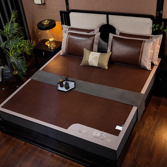 91家纺网 家纺一手货源 找家纺 小牛席业 2026新款丛林小鹿绣花清凉-双面席系列 丛林小鹿-绣花清凉席（黑咖）