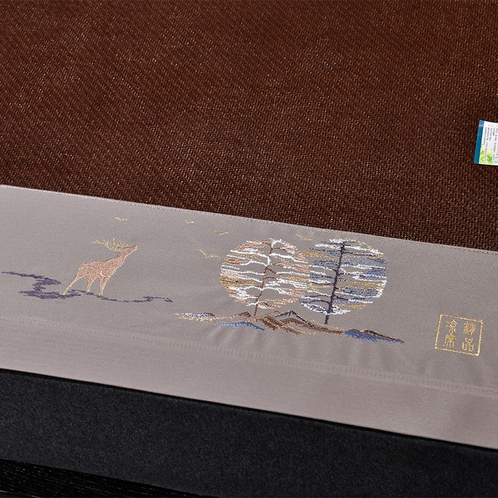 91家纺网 家纺一手货源 找家纺 小牛席业 2026新款丛林小鹿绣花清凉-双面席系列 丛林小鹿-绣花清凉席（黑咖）