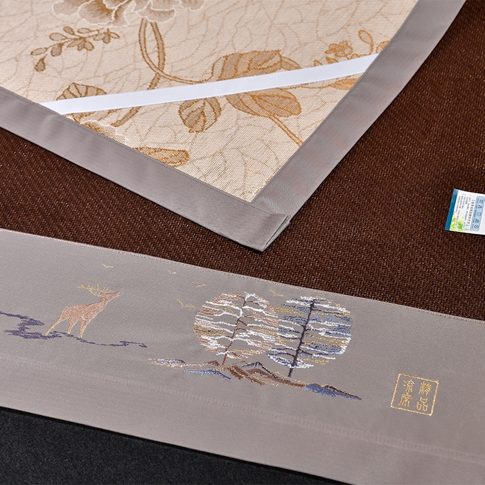 91家纺网 家纺一手货源 找家纺 小牛席业 2026新款丛林小鹿绣花清凉-双面席系列 丛林小鹿-绣花清凉席（黑咖）