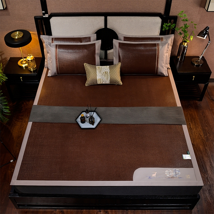 91家纺网 家纺一手货源 找家纺 小牛席业 2026新款丛林小鹿绣花清凉-双面席系列 丛林小鹿-绣花清凉席（黑咖）