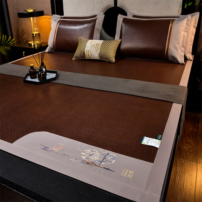 91家纺网 家纺一手货源 找家纺 小牛席业 2026新款丛林小鹿绣花清凉-双面席系列 丛林小鹿-绣花清凉席（黑咖）