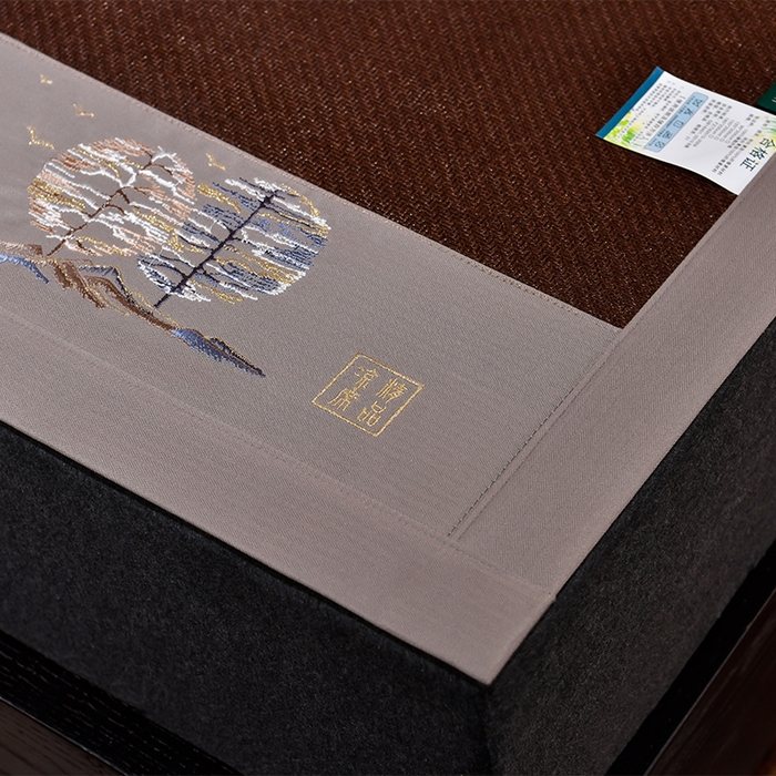 91家纺网 家纺一手货源 找家纺 小牛席业 2026新款丛林小鹿绣花清凉-双面席系列 丛林小鹿-绣花清凉席（黑咖）