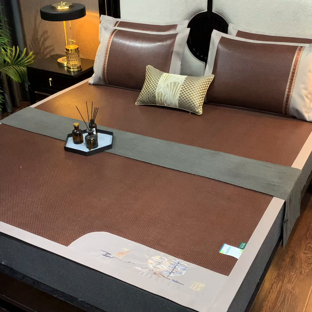 91家纺网 家纺一手货源 找家纺 小牛席业 2026新款丛林小鹿绣花清凉-双面席系列 丛林小鹿-绣花清凉席（黑咖）