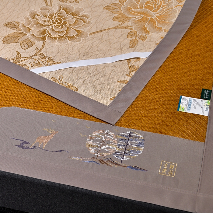 91家纺网 家纺一手货源 找家纺 小牛席业 2026新款丛林小鹿绣花清凉-双面席系列 丛林小鹿-绣花清凉席（红棕）