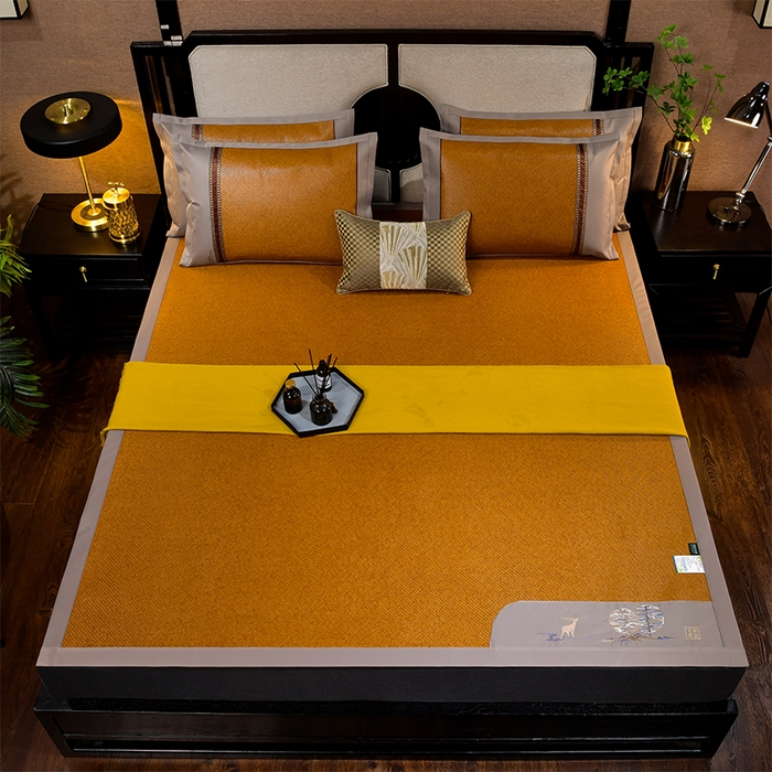 91家纺网 家纺一手货源 找家纺 小牛席业 2026新款丛林小鹿绣花清凉-双面席系列 丛林小鹿-绣花清凉席（红棕）