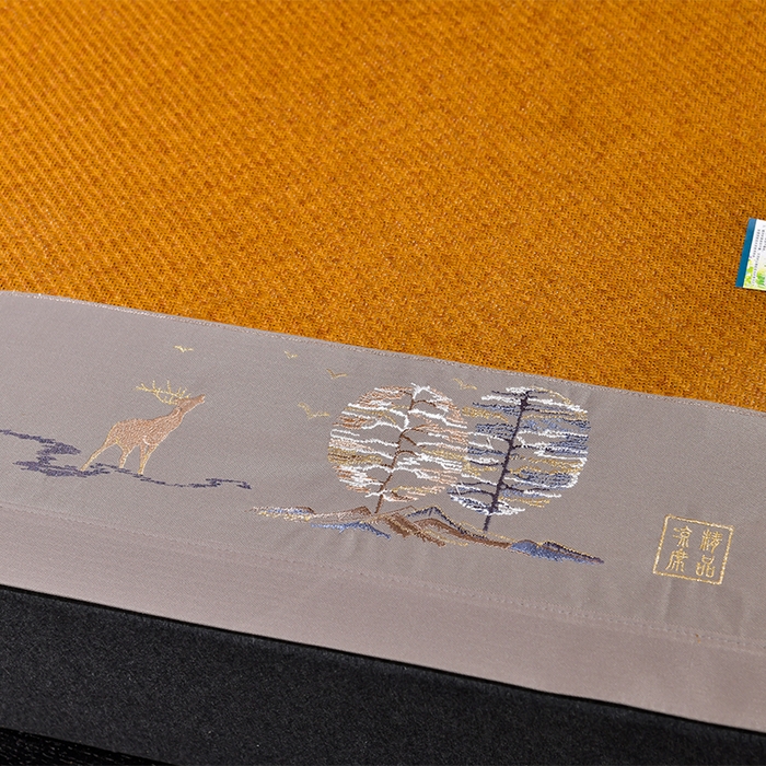 91家纺网 家纺一手货源 找家纺 小牛席业 2026新款丛林小鹿绣花清凉-双面席系列 丛林小鹿-绣花清凉席（红棕）