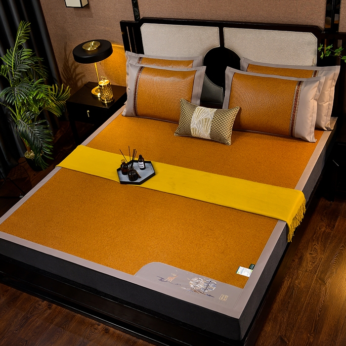 91家纺网 家纺一手货源 找家纺 小牛席业 2026新款丛林小鹿绣花清凉-双面席系列 丛林小鹿-绣花清凉席（红棕）