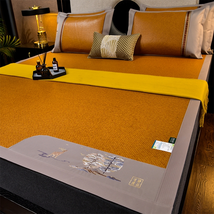 91家纺网 家纺一手货源 找家纺 小牛席业 2026新款丛林小鹿绣花清凉-双面席系列 丛林小鹿-绣花清凉席（红棕）