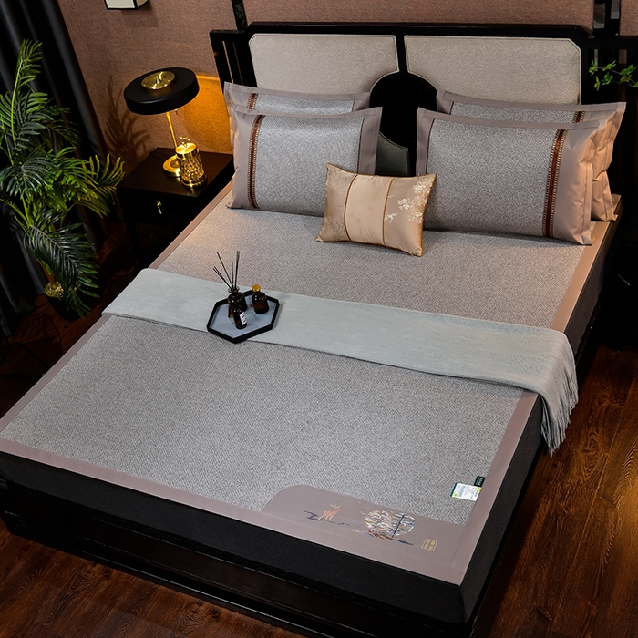 91家纺网 家纺一手货源 找家纺 小牛席业 2026新款丛林小鹿绣花清凉-双面席系列 丛林小鹿-绣花清凉席（灰色）