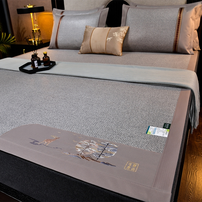 91家纺网 家纺一手货源 找家纺 小牛席业 2026新款丛林小鹿绣花清凉-双面席系列 丛林小鹿-绣花清凉席（灰色）
