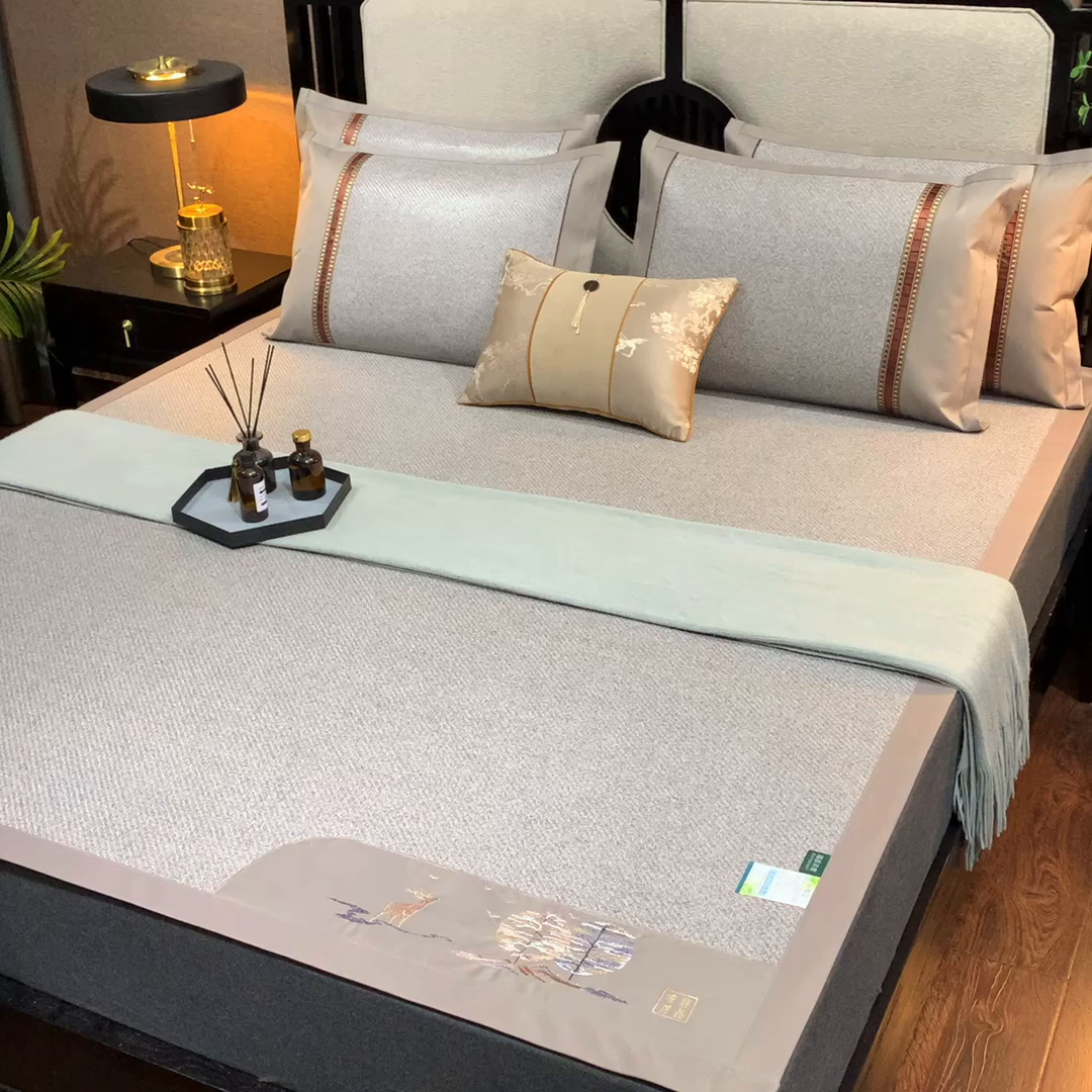 91家纺网 家纺一手货源 找家纺 小牛席业 2026新款丛林小鹿绣花清凉-双面席系列 丛林小鹿-绣花清凉席（灰色）