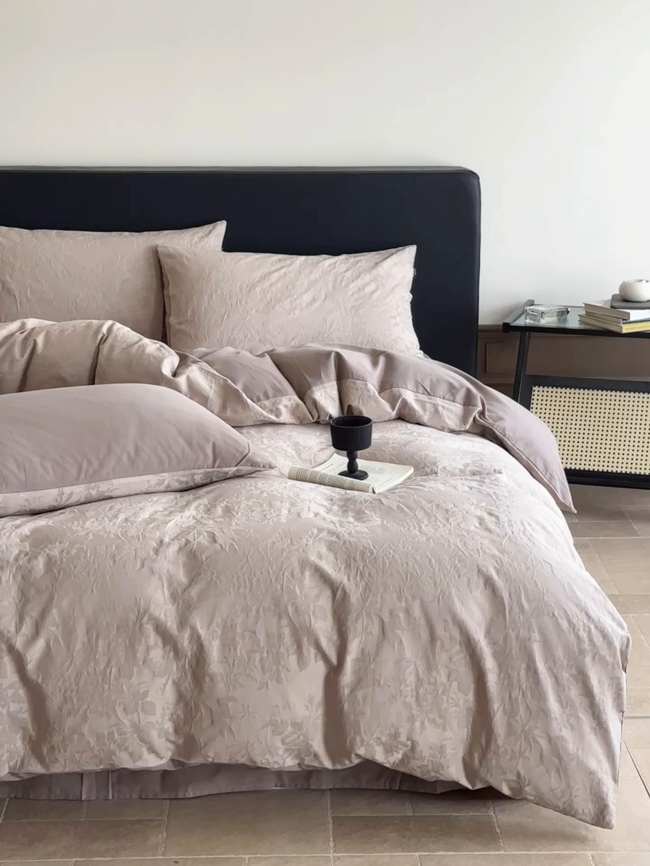 91家纺网 家纺一手货源 找家纺 宜代光年 2026新款全棉纯棉厚织提花单被套系列 暗香疏影-浅咖