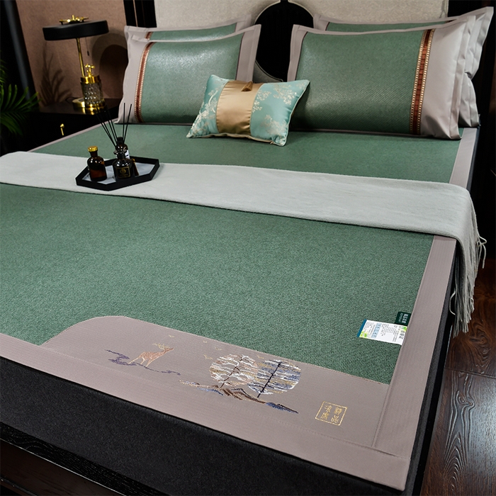 91家纺网 家纺一手货源 找家纺 小牛席业 2026新款丛林小鹿绣花清凉-双面席系列 丛林小鹿-绣花清凉席（墨绿）