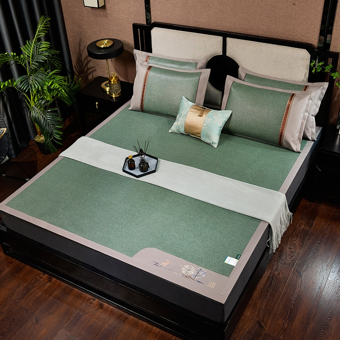 91家纺网 家纺一手货源 找家纺 小牛席业 2026新款丛林小鹿绣花清凉-双面席系列 丛林小鹿-绣花清凉席（墨绿）