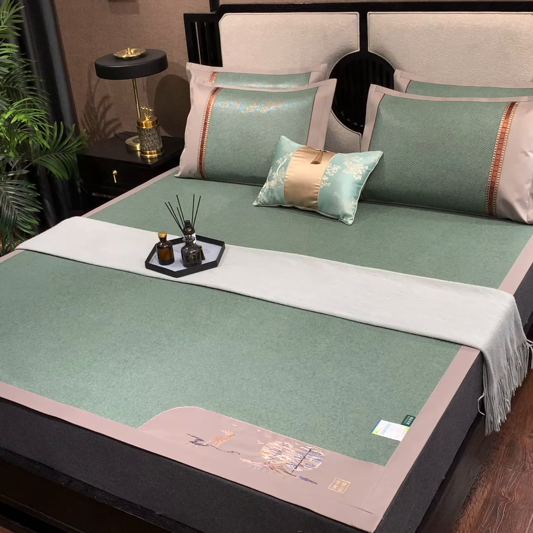 91家纺网 家纺一手货源 找家纺 小牛席业 2026新款丛林小鹿绣花清凉-双面席系列 丛林小鹿-绣花清凉席（墨绿）