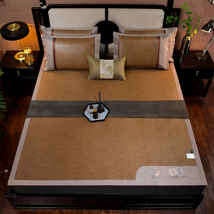 91家纺网 家纺一手货源 找家纺 小牛席业 2026新款丛林小鹿绣花清凉-双面席系列 丛林小鹿-绣花清凉席（浅咖）