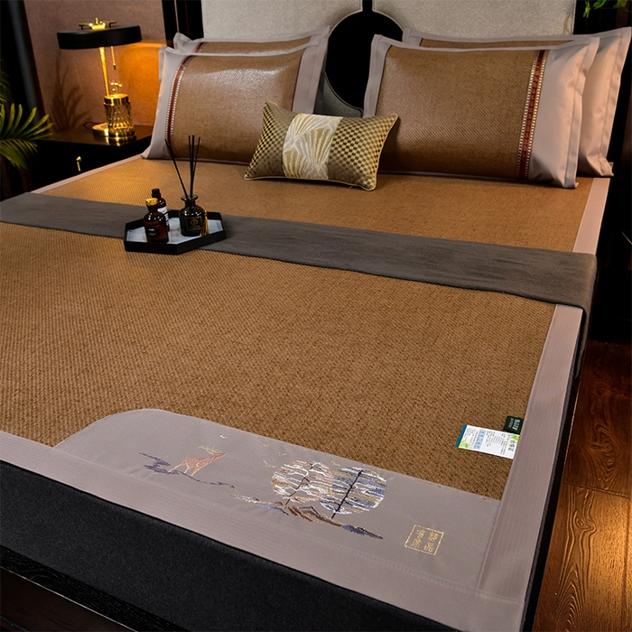 91家纺网 家纺一手货源 找家纺 小牛席业 2026新款丛林小鹿绣花清凉-双面席系列 丛林小鹿-绣花清凉席（浅咖）