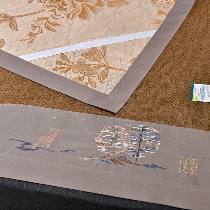 91家纺网 家纺一手货源 找家纺 小牛席业 2026新款丛林小鹿绣花清凉-双面席系列 丛林小鹿-绣花清凉席（浅咖）