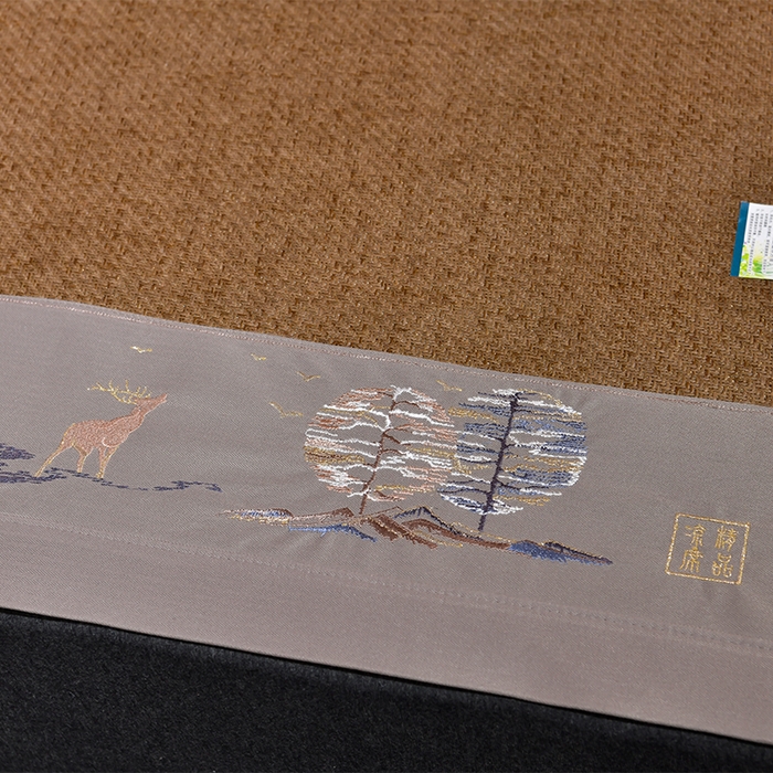 91家纺网 家纺一手货源 找家纺 小牛席业 2026新款丛林小鹿绣花清凉-双面席系列 丛林小鹿-绣花清凉席（浅咖）