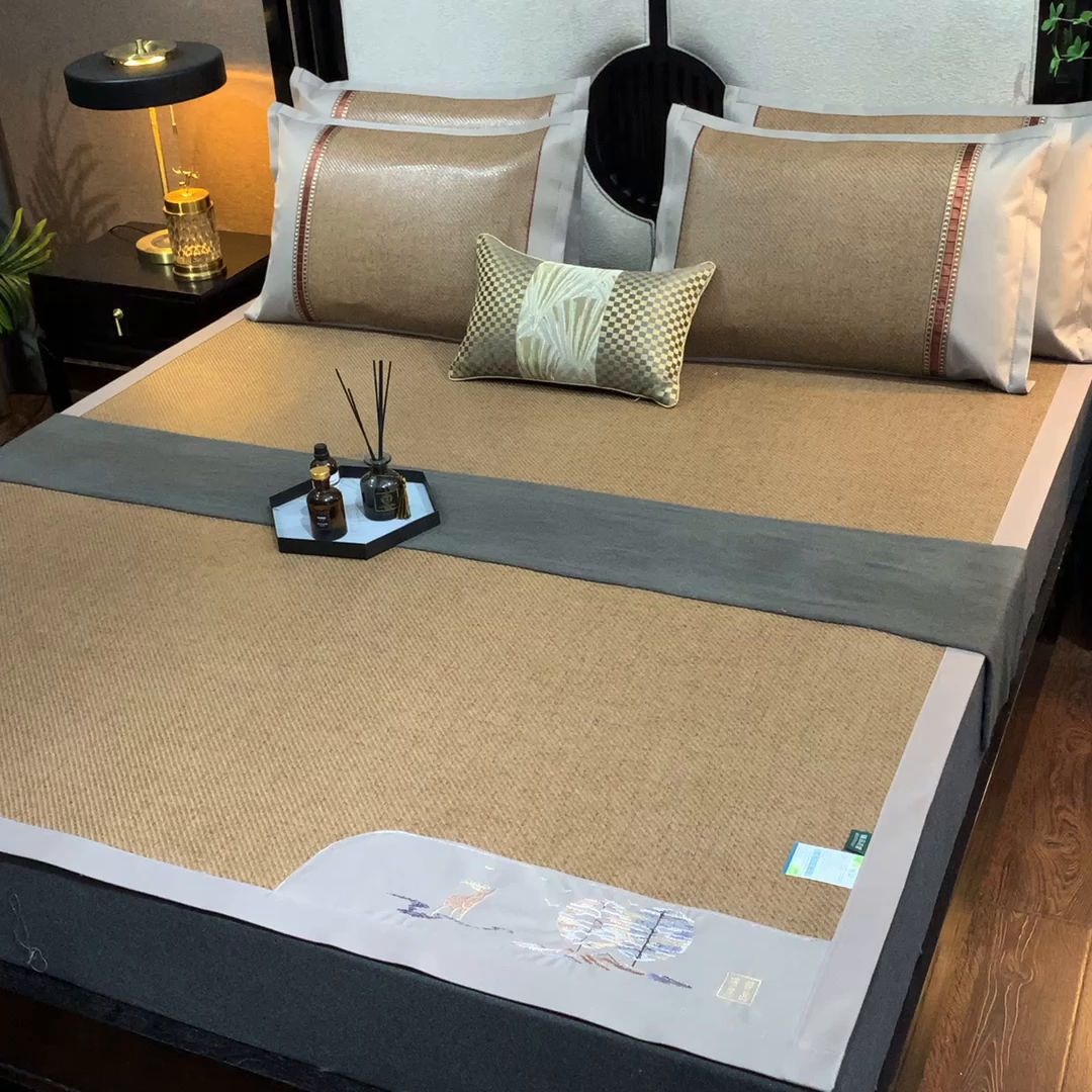 91家纺网 家纺一手货源 找家纺 小牛席业 2026新款丛林小鹿绣花清凉-双面席系列 丛林小鹿-绣花清凉席（浅咖）