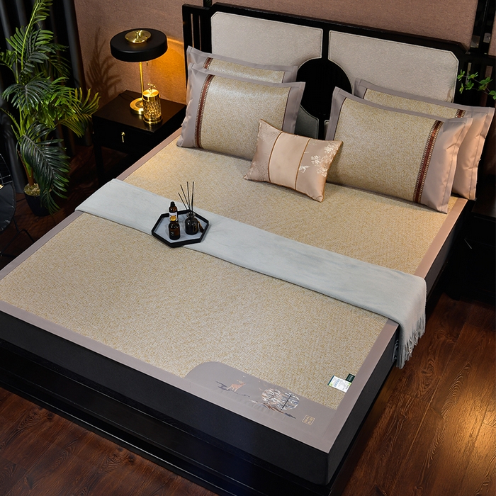 91家纺网 家纺一手货源 找家纺 小牛席业 2026新款丛林小鹿绣花清凉-双面席系列 丛林小鹿-绣花清凉席（亚麻）