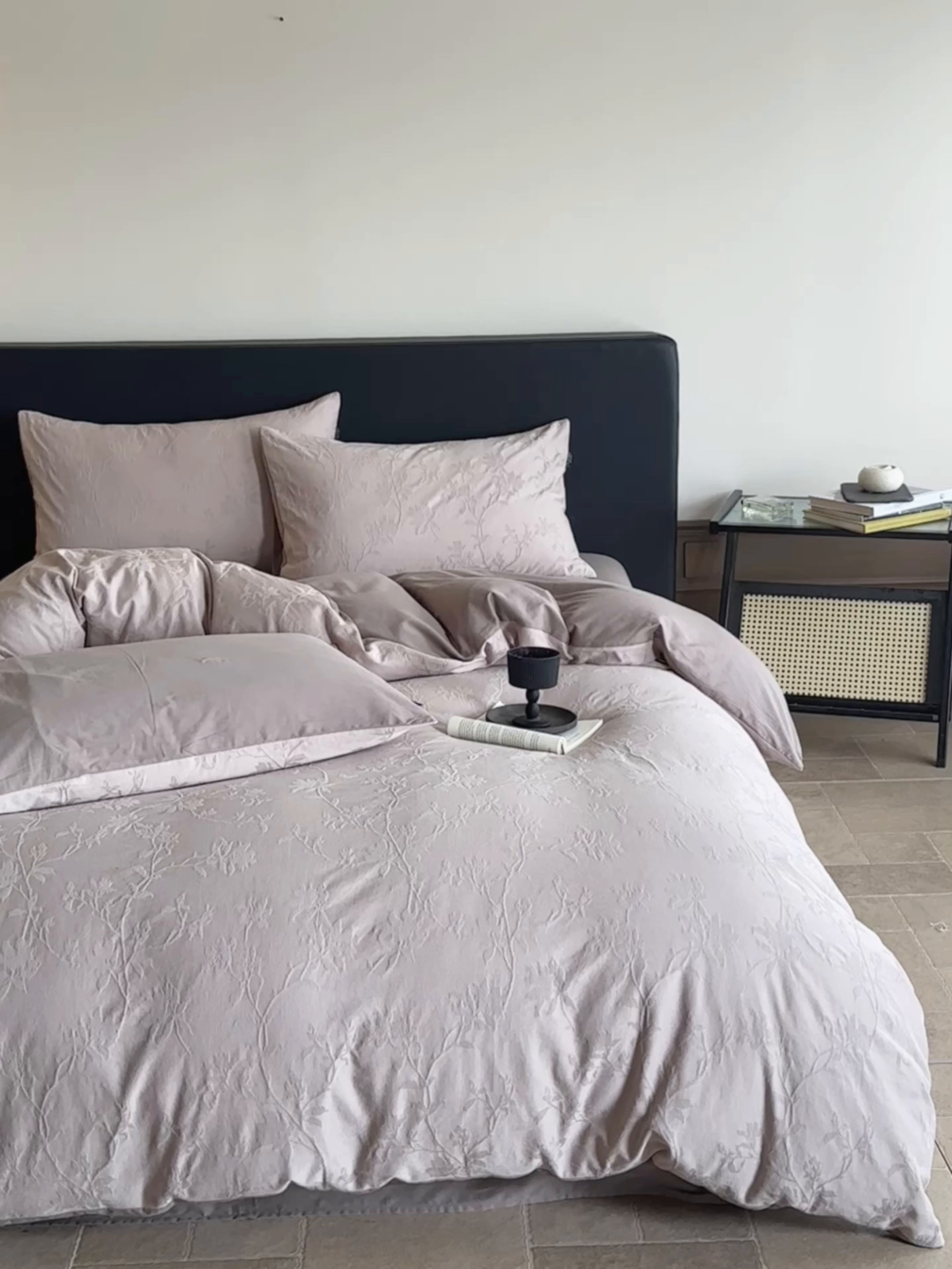 91家纺网 家纺一手货源 找家纺 宜代光年 2026年新款全棉纯棉厚织提花四件套系列（第一批花型） 花影-浅咖