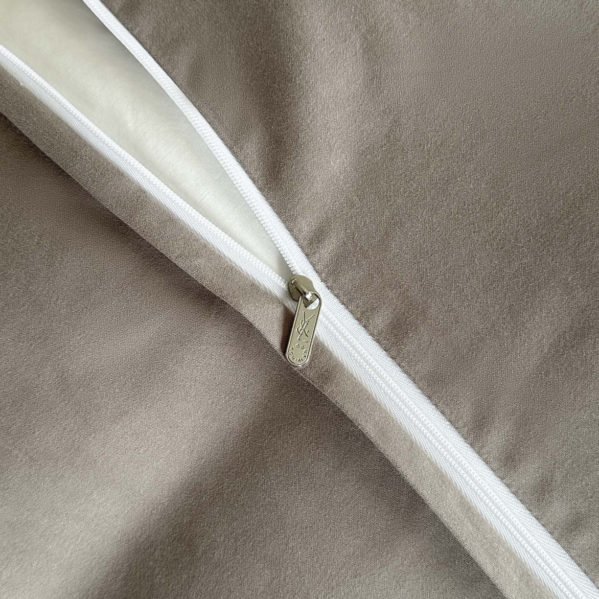 91家纺网 家纺一手货源 找家纺 宜代光年 2026年新款全棉纯棉厚织提花四件套系列（第一批花型） 暗香疏影-浅咖