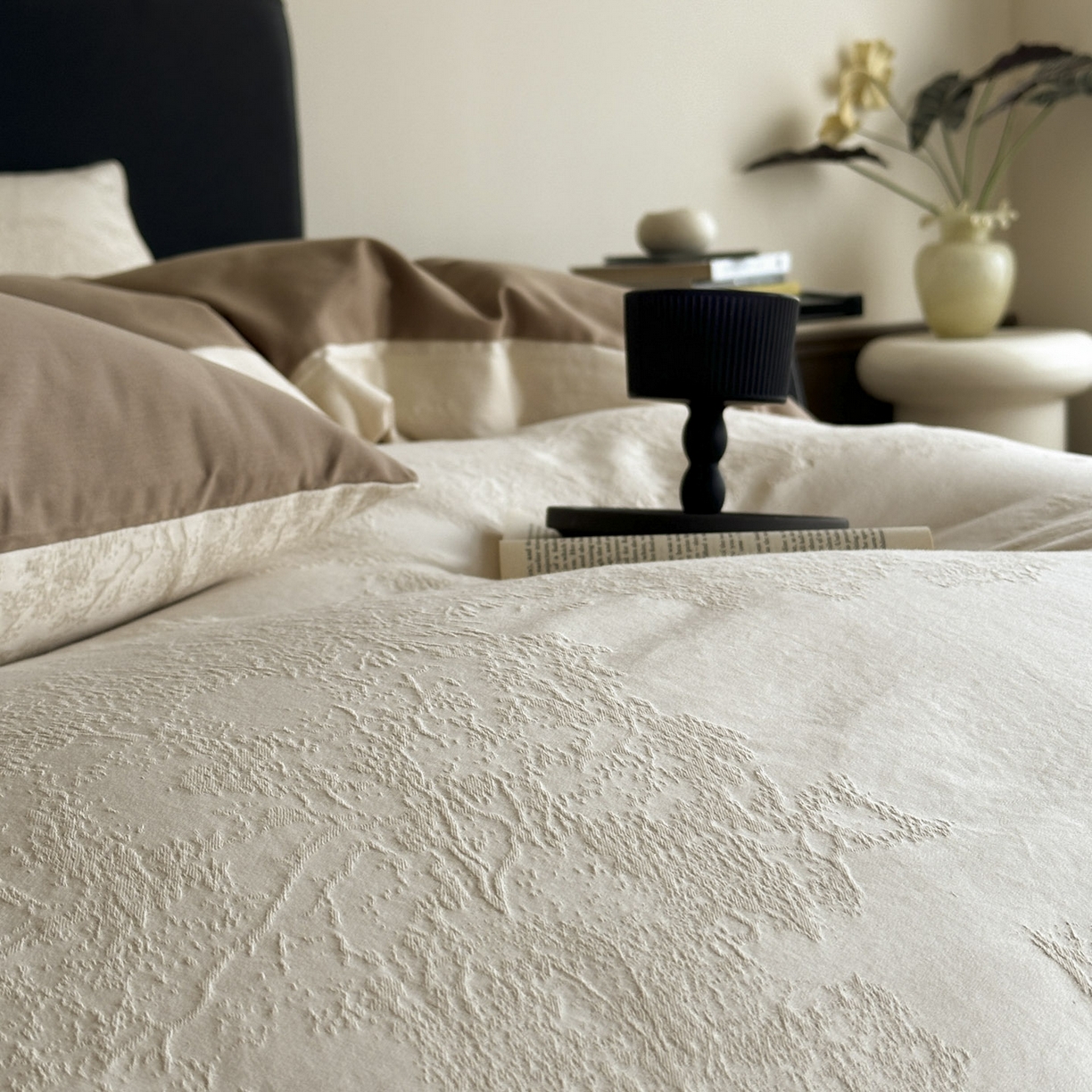 91家纺网 家纺一手货源 找家纺 宜代光年 2026年新款全棉纯棉厚织提花四件套系列（第一批花型） 小郁葱-奶白