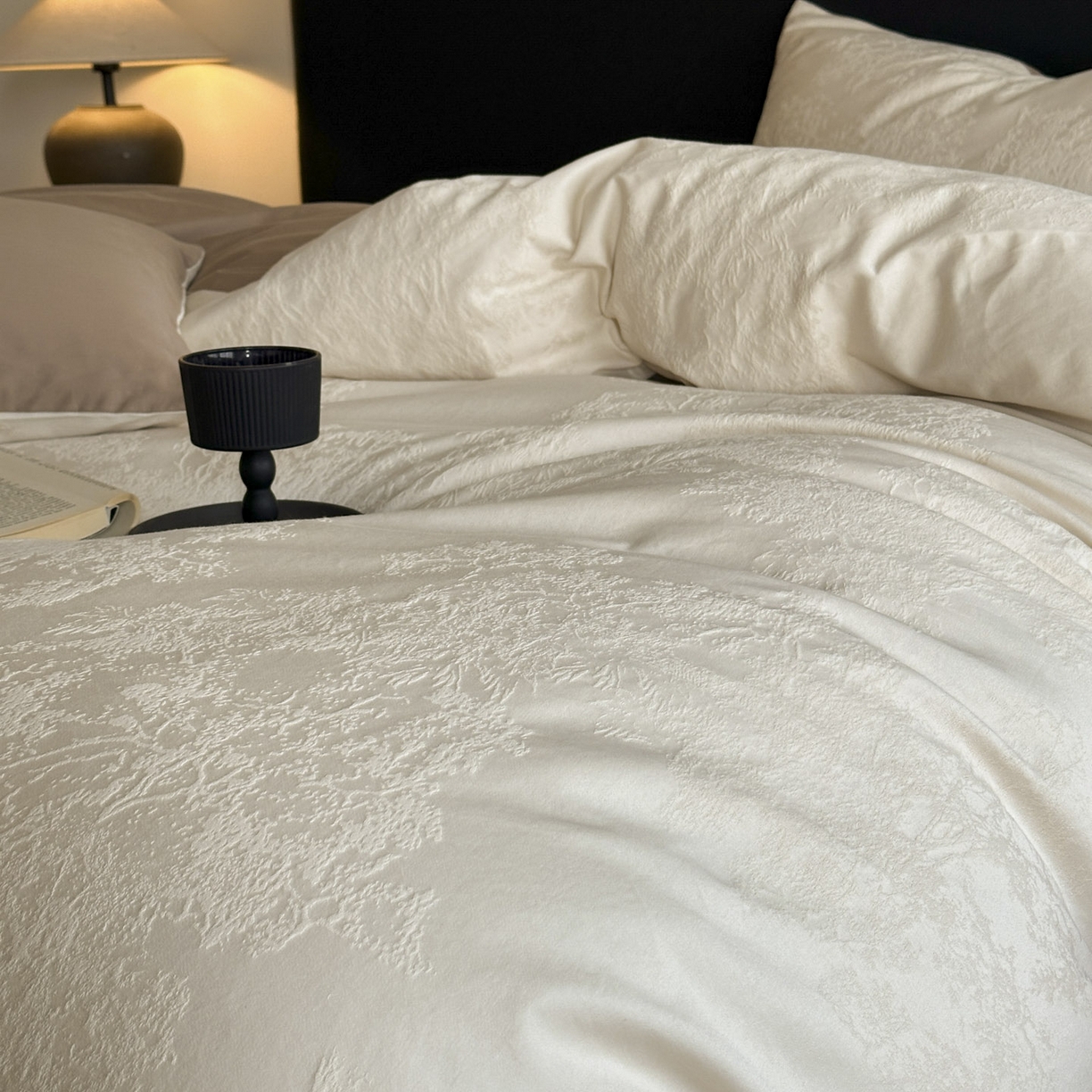 91家纺网 家纺一手货源 找家纺 宜代光年 2026年新款全棉纯棉厚织提花四件套系列（第一批花型） 小郁葱-奶白