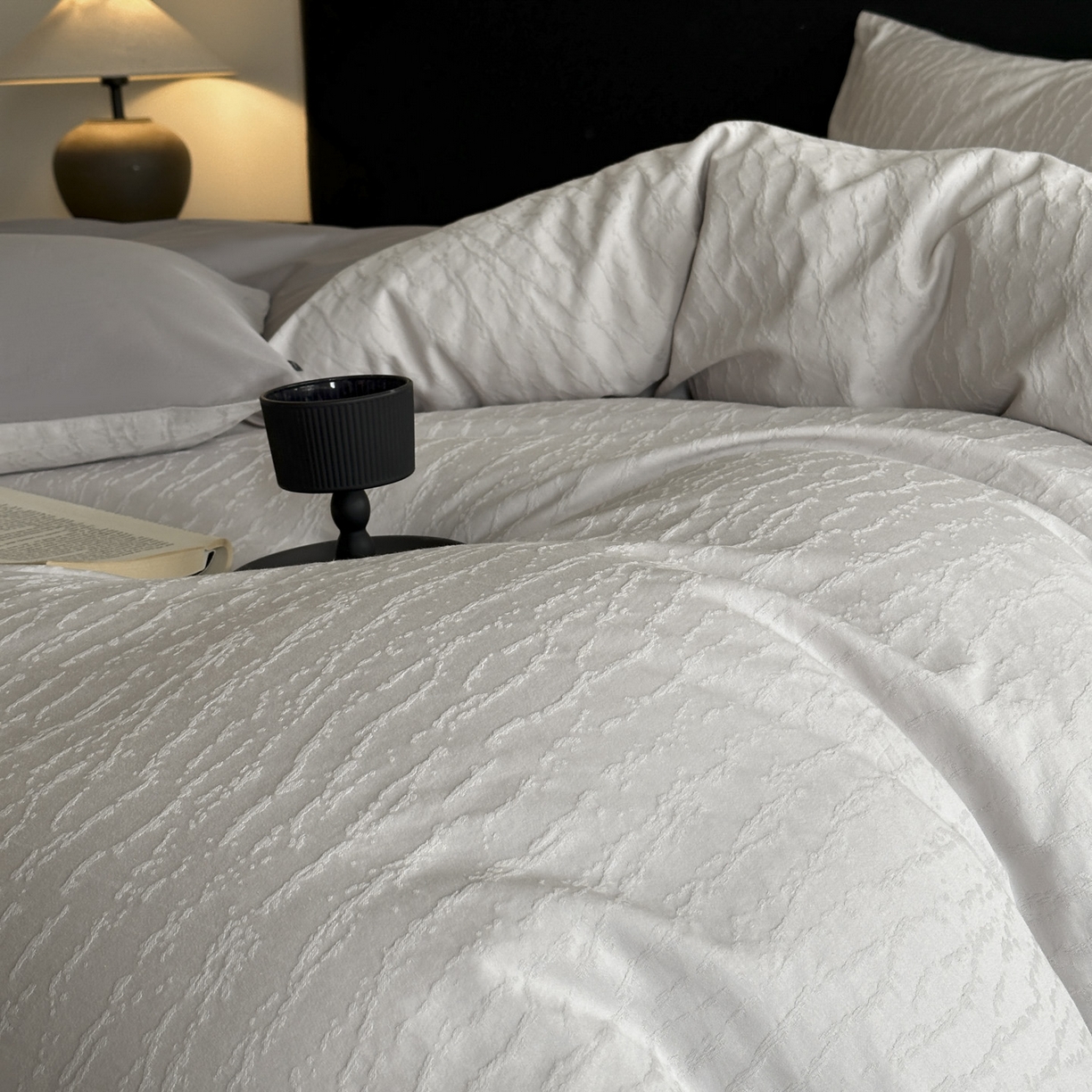 91家纺网 家纺一手货源 找家纺 宜代光年 2026年新款全棉纯棉厚织提花四件套系列（第一批花型） 雨迢迢-紫灰