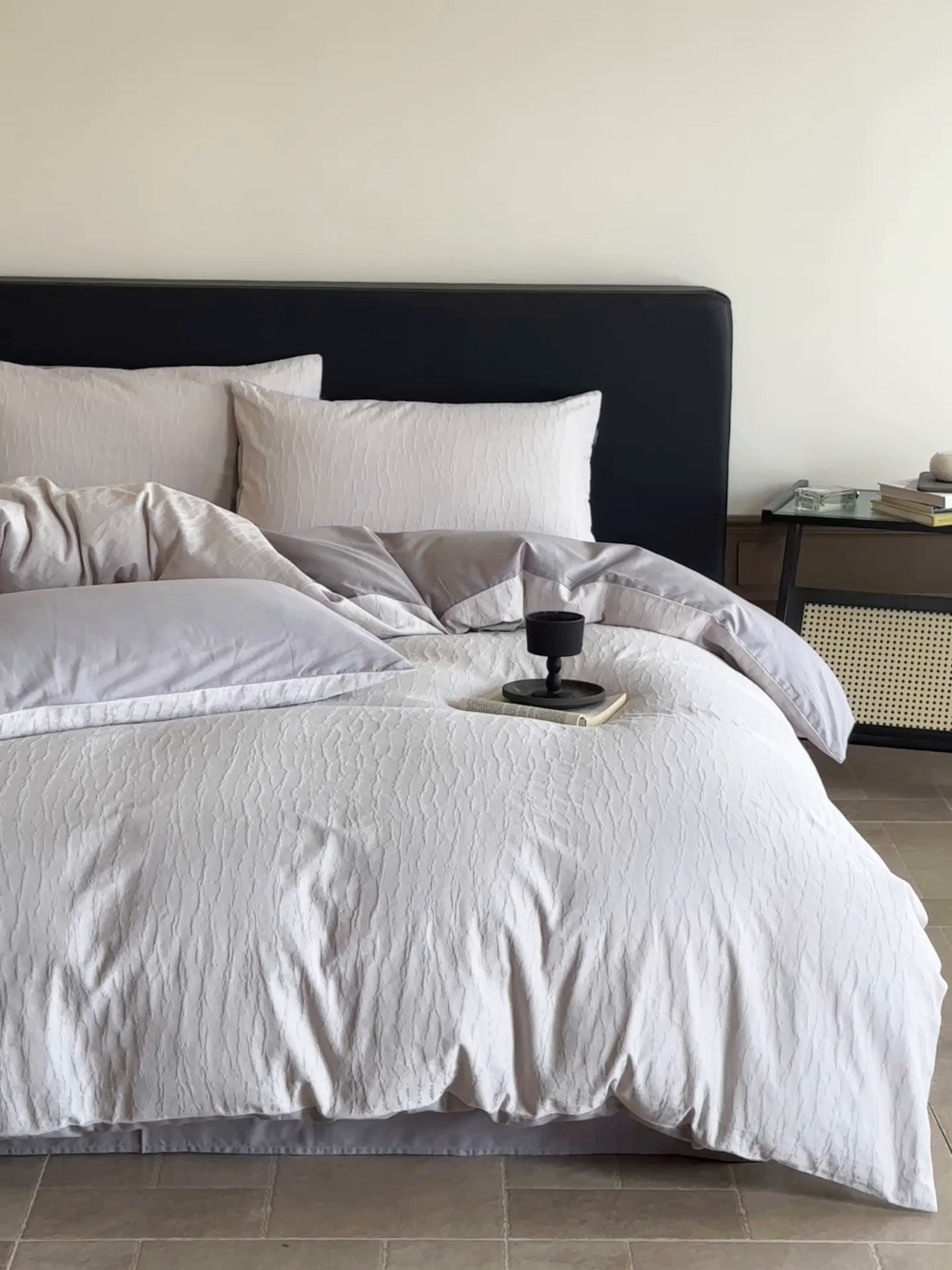 91家纺网 家纺一手货源 找家纺 宜代光年 2026年新款全棉纯棉厚织提花四件套系列（第一批花型） 雨迢迢-紫灰