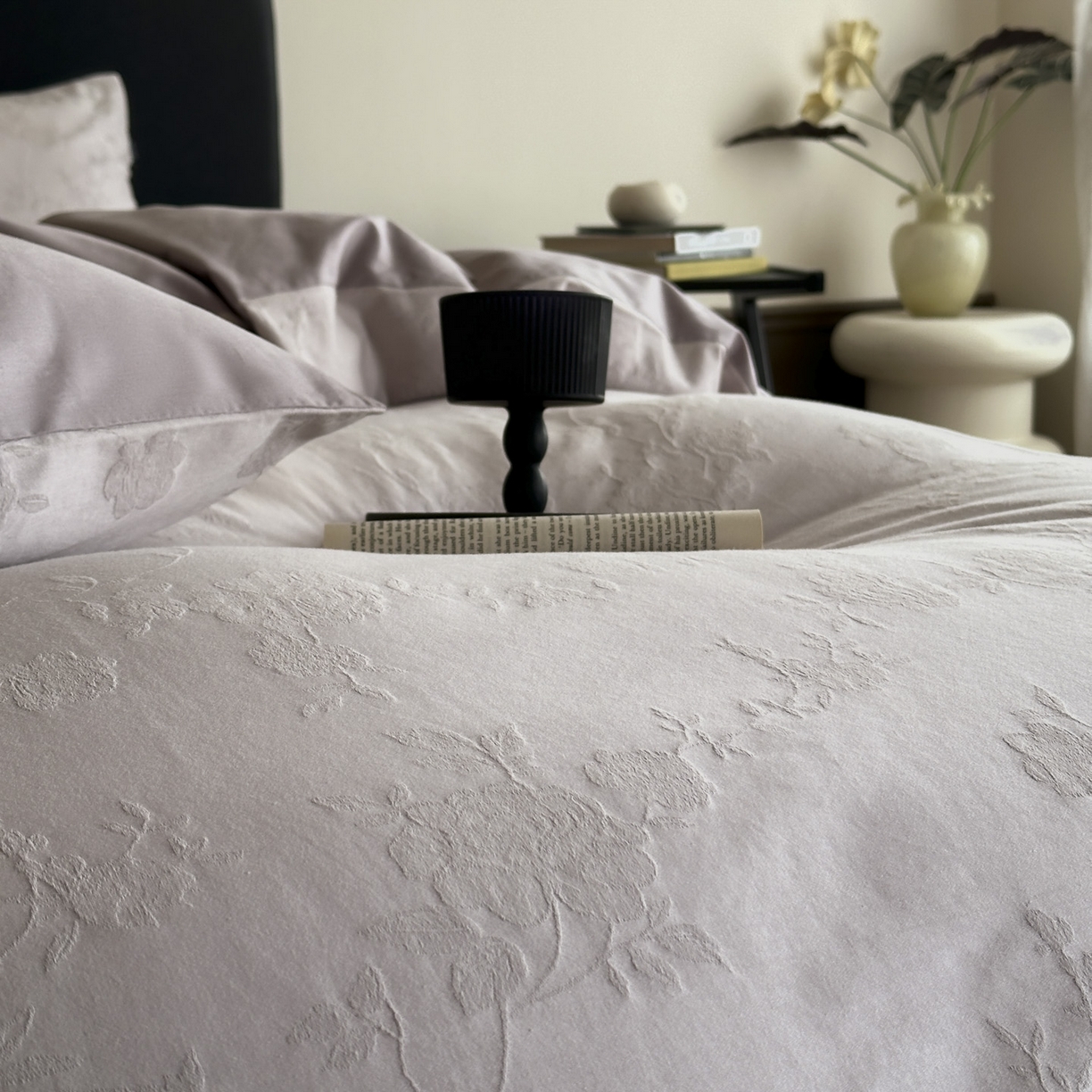 91家纺网 家纺一手货源 找家纺 宜代光年 2026年新款全棉纯棉厚织提花四件套系列（第一批花型） 荔云花-浅紫