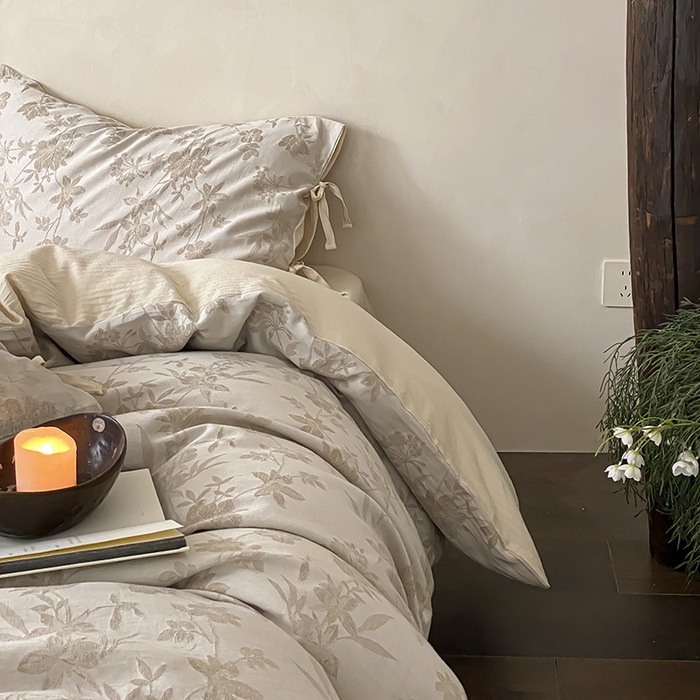 91家纺网 家纺一手货源 找家纺 宜代光年 2026新款棉麻人字纹提花四件套系列 枝蔓