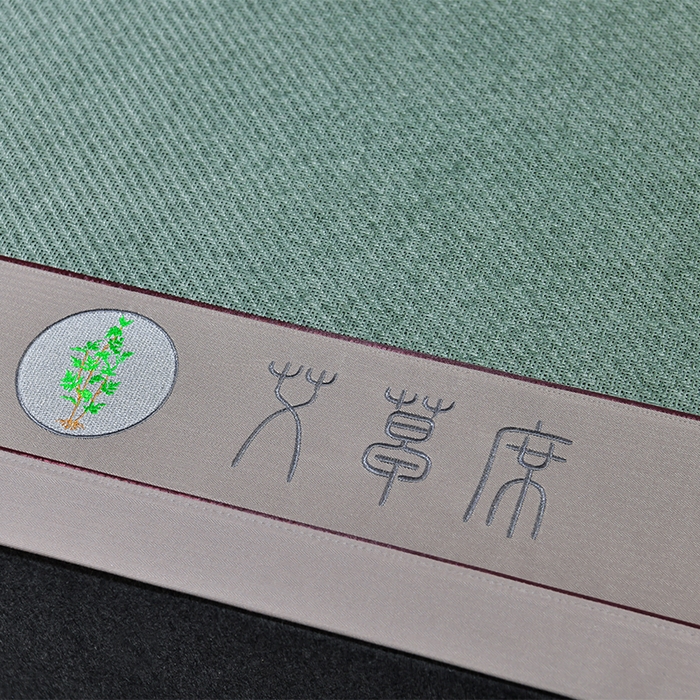 91家纺网 家纺一手货源 找家纺 小牛席业 2026新款加厚款-经典艾草养生席系列 艾草席-墨绿（新角度）