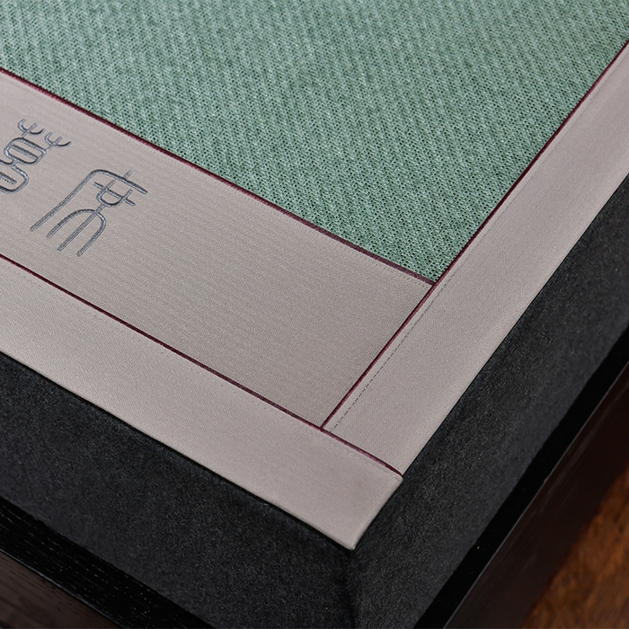 91家纺网 家纺一手货源 找家纺 小牛席业 2026新款加厚款-经典艾草养生席系列 艾草席-墨绿（新角度）