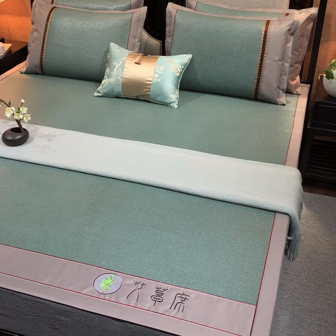 91家纺网 家纺一手货源 找家纺 小牛席业 2026新款加厚款-经典艾草养生席系列 艾草席-墨绿（新角度）
