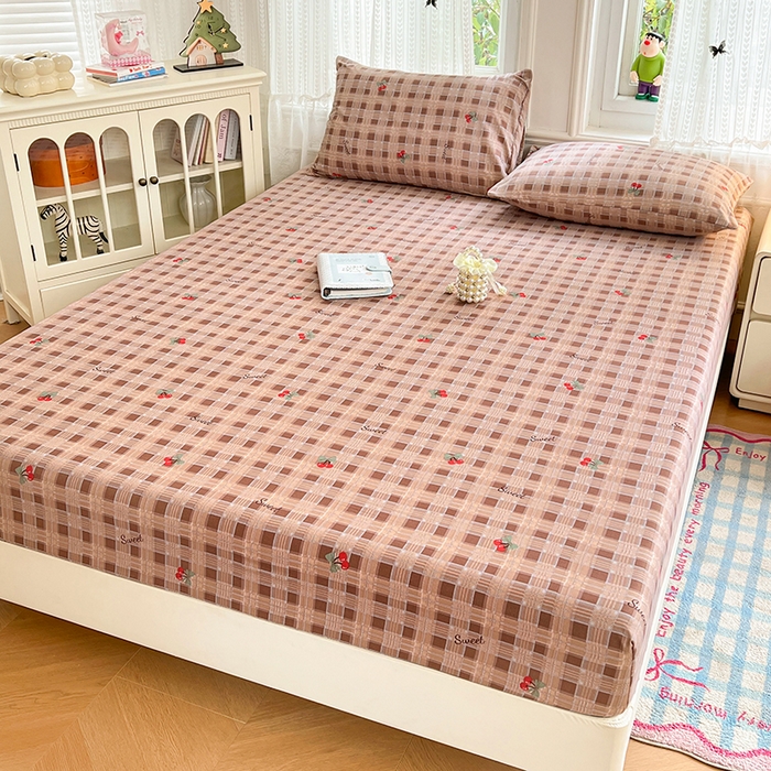 91家纺网 家纺一手货源 找家纺 梦卓家纺 2026新款印花卡通系列亲肤水洗棉床笠 格子樱桃