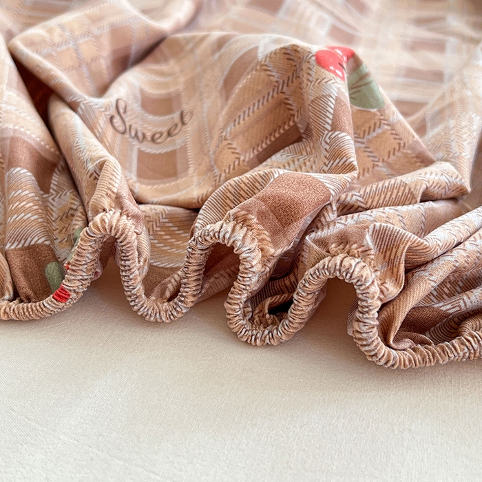 91家纺网 家纺一手货源 找家纺 梦卓家纺 2026新款印花卡通系列亲肤水洗棉床笠 格子樱桃