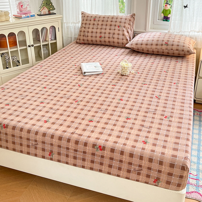 91家纺网 家纺一手货源 找家纺 梦卓家纺 2026新款印花卡通系列亲肤水洗棉床笠 格子樱桃