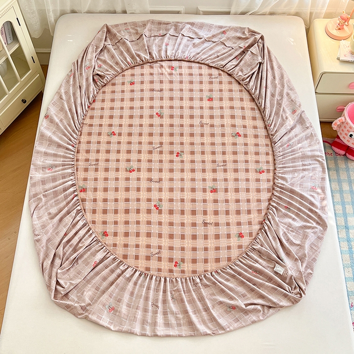 91家纺网 家纺一手货源 找家纺 梦卓家纺 2026新款印花卡通系列亲肤水洗棉床笠 格子樱桃