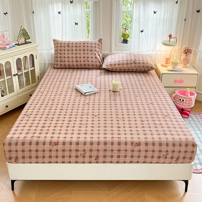 91家纺网 家纺一手货源 找家纺 梦卓家纺 2026新款印花卡通系列亲肤水洗棉床笠 格子樱桃