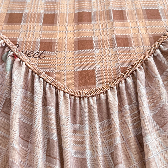 91家纺网 家纺一手货源 找家纺 梦卓家纺 2026新款印花卡通系列亲肤水洗棉床笠 格子樱桃