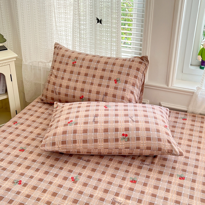 91家纺网 家纺一手货源 找家纺 梦卓家纺 2026新款印花卡通系列亲肤水洗棉床笠 格子樱桃