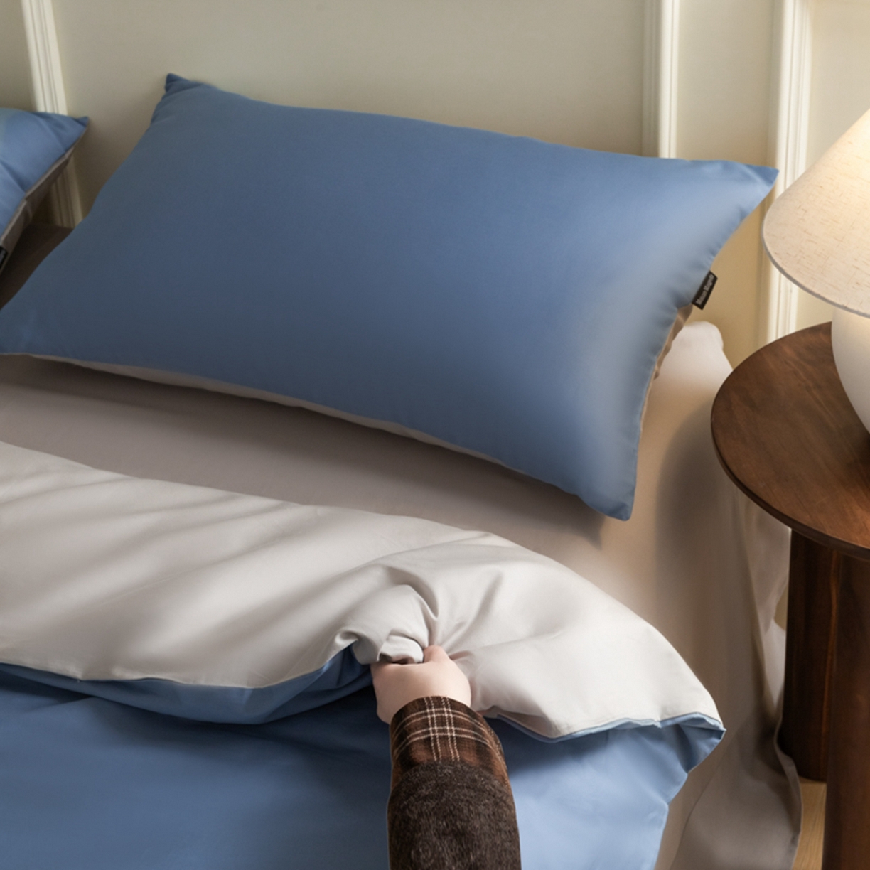 91家纺网 家纺一手货源 找家纺 秀色家纺 2026新款高端100pro新疆长绒棉床上四件套全棉纯棉四季纯色双拼高级感礼品团购四件套-米朵 米朵-静谧蓝+烟墨灰