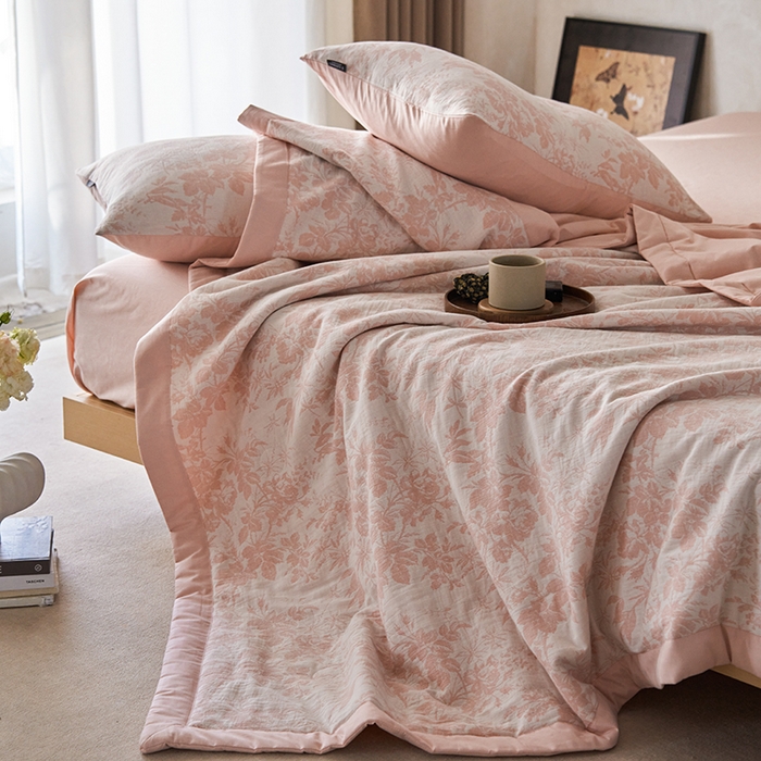 91家纺网 家纺一手货源 找家纺 （总）宜代光年 2026新款60S水洗棉全棉纯棉三层纱色织提花夏被四件套系列