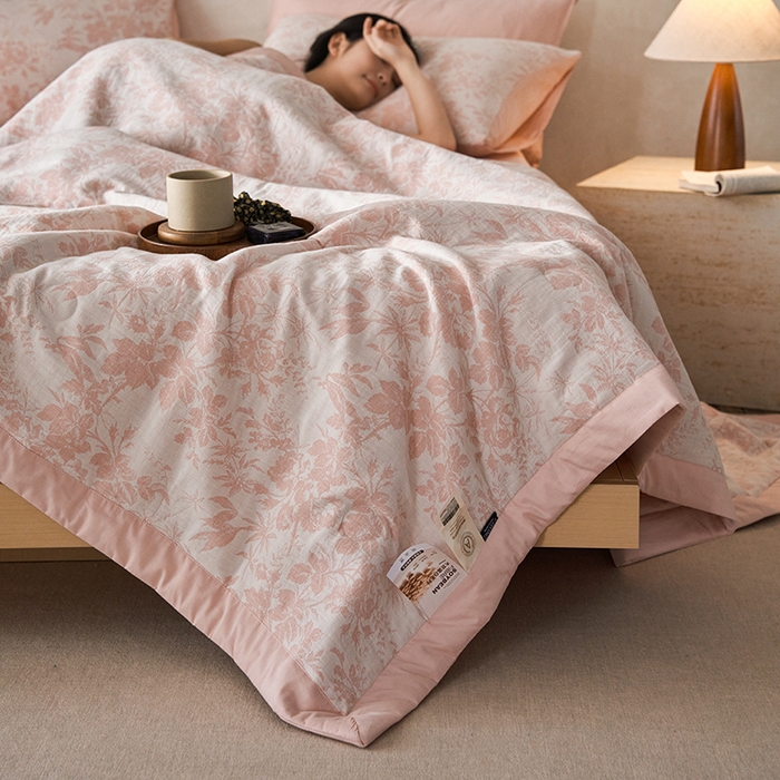 91家纺网 家纺一手货源 找家纺 （总）宜代光年 2026新款60S水洗棉全棉纯棉三层纱色织提花夏被四件套系列