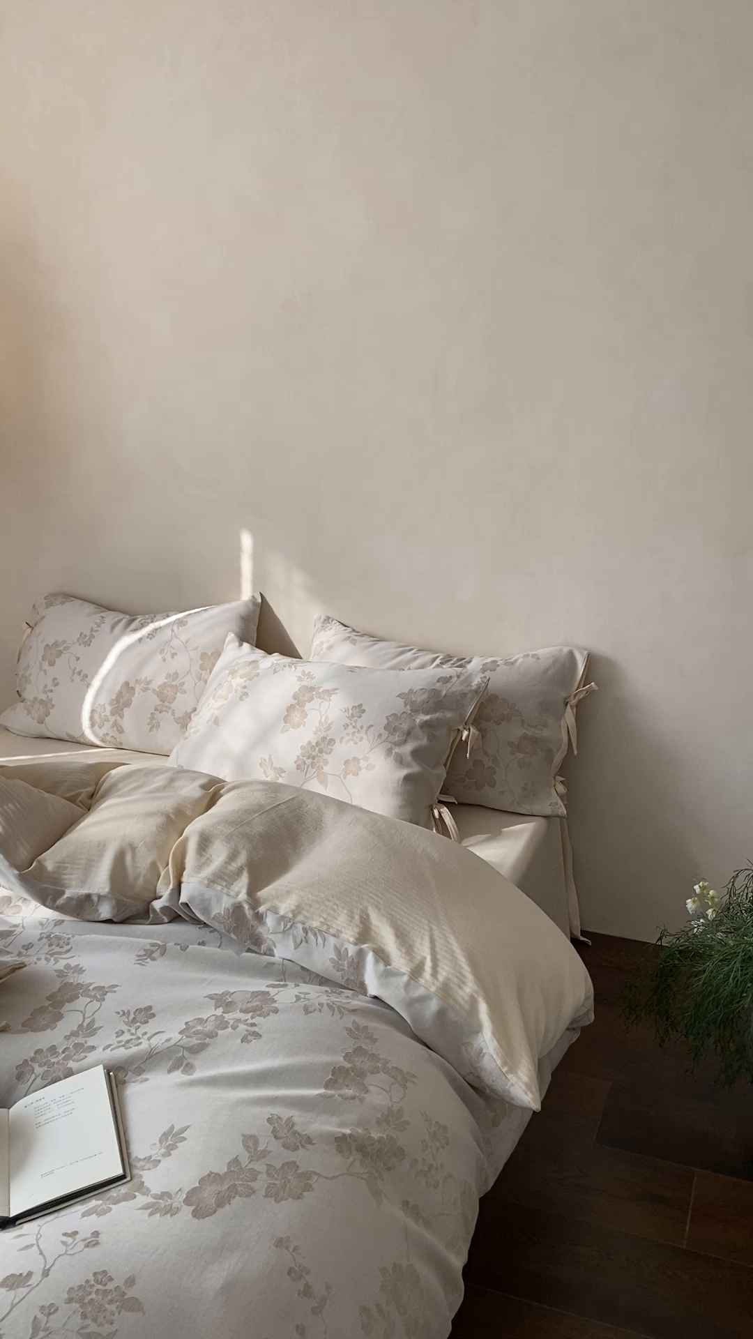 91家纺网 家纺一手货源 找家纺 宜代光年 2026新款棉麻人字纹提花四件套系列 蔷薇