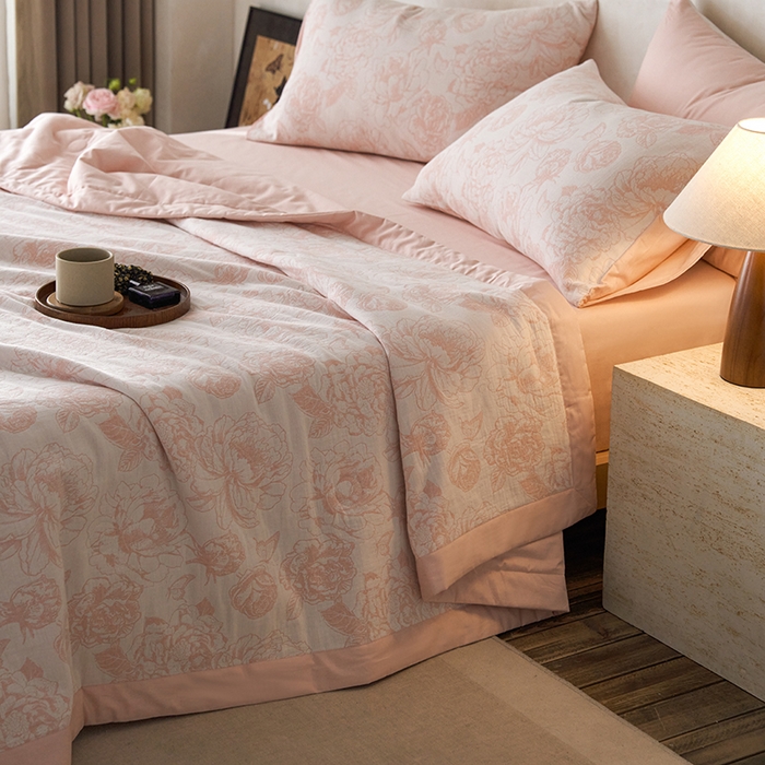 91家纺网 家纺一手货源 找家纺 （总）宜代光年 2026新款60S水洗棉全棉纯棉三层纱色织提花夏被四件套系列