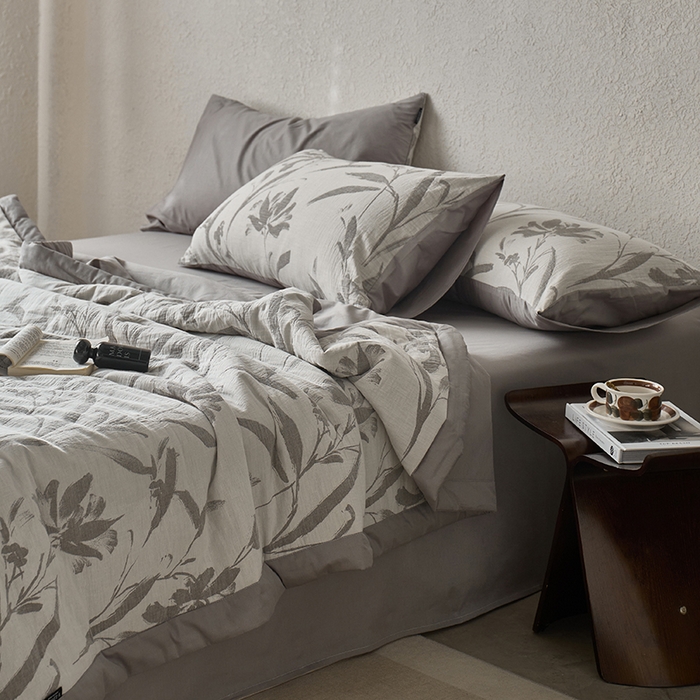 91家纺网 家纺一手货源 找家纺 （总）宜代光年 2026新款60S水洗棉全棉纯棉三层纱色织提花夏被四件套系列